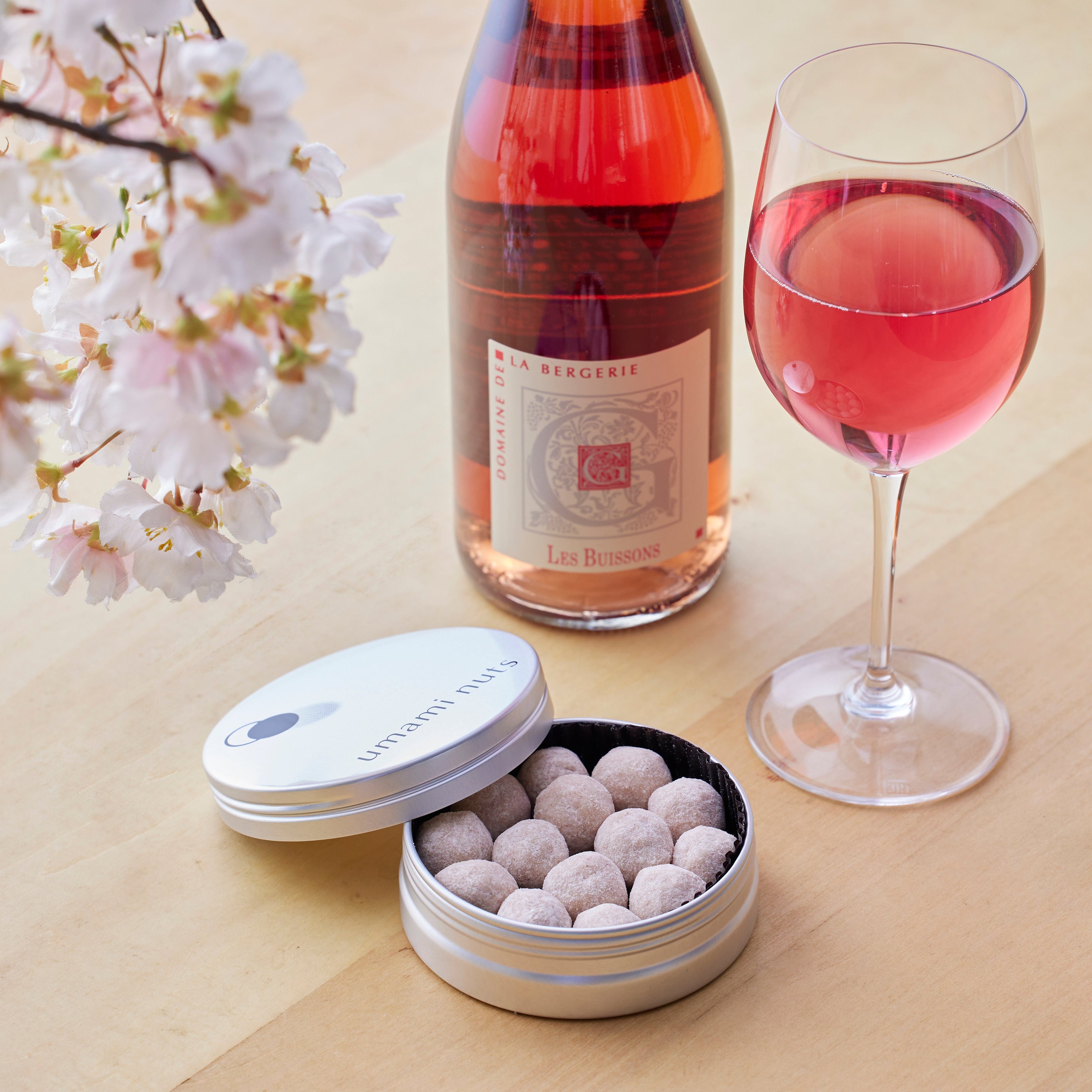 ロゼワインと桜花塩漬けマカダミアナッツ