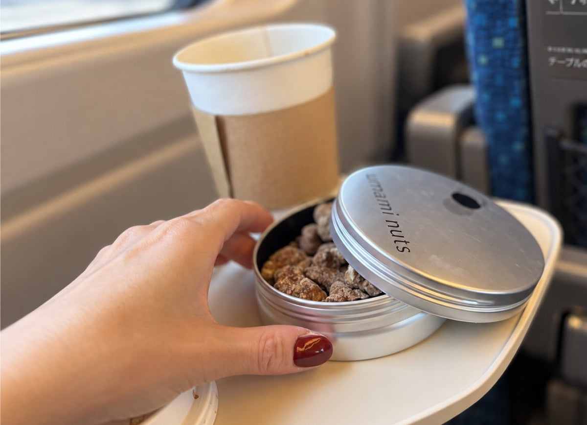 コーヒーとともに楽しむumami nutsの丸缶